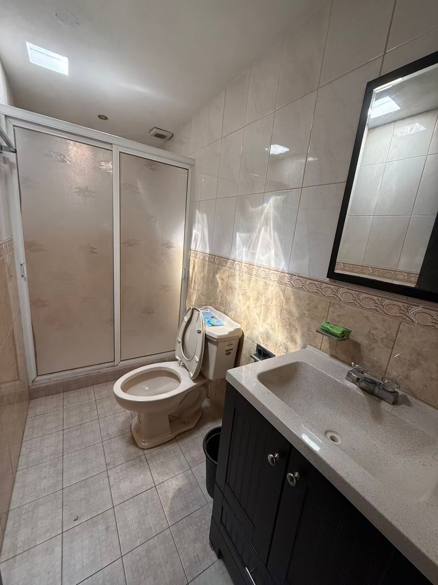 21 de 43: Baño completo, compartido