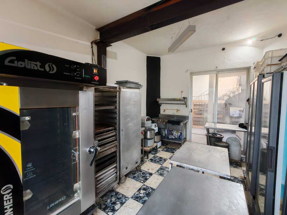 8 de 21: LOCAL (SE ENTREGA VACÍO)