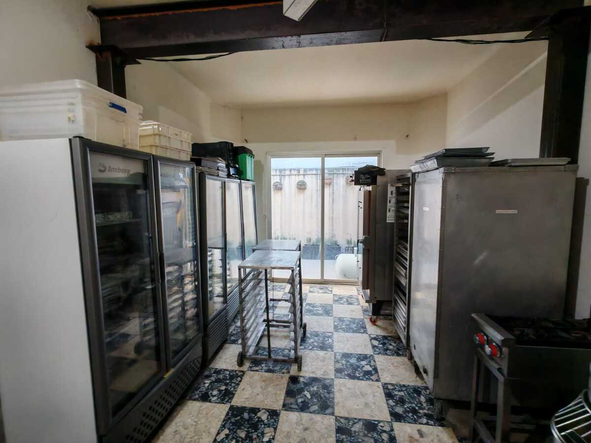 9 de 21: LOCAL (SE ENTREGA VACÍO)