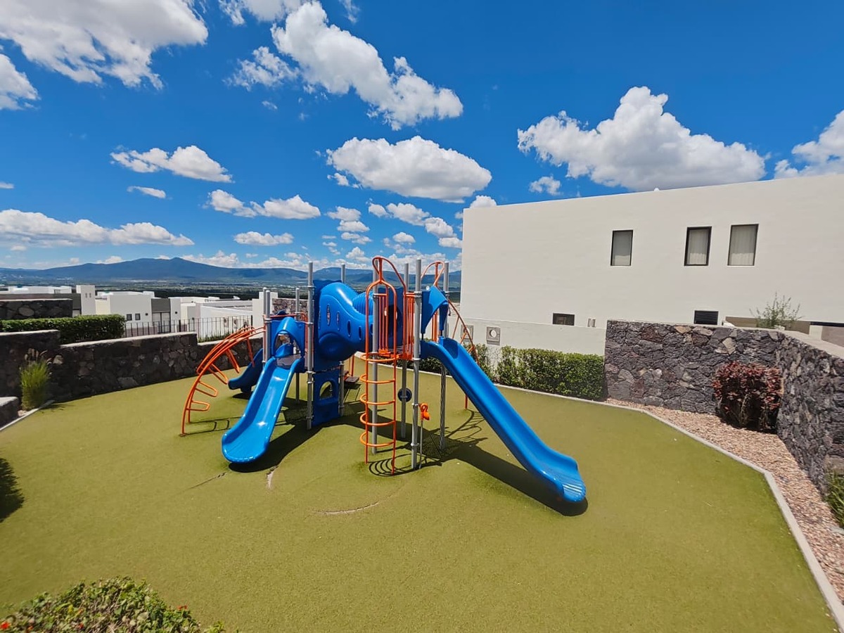 25 of 39: Área de juegos