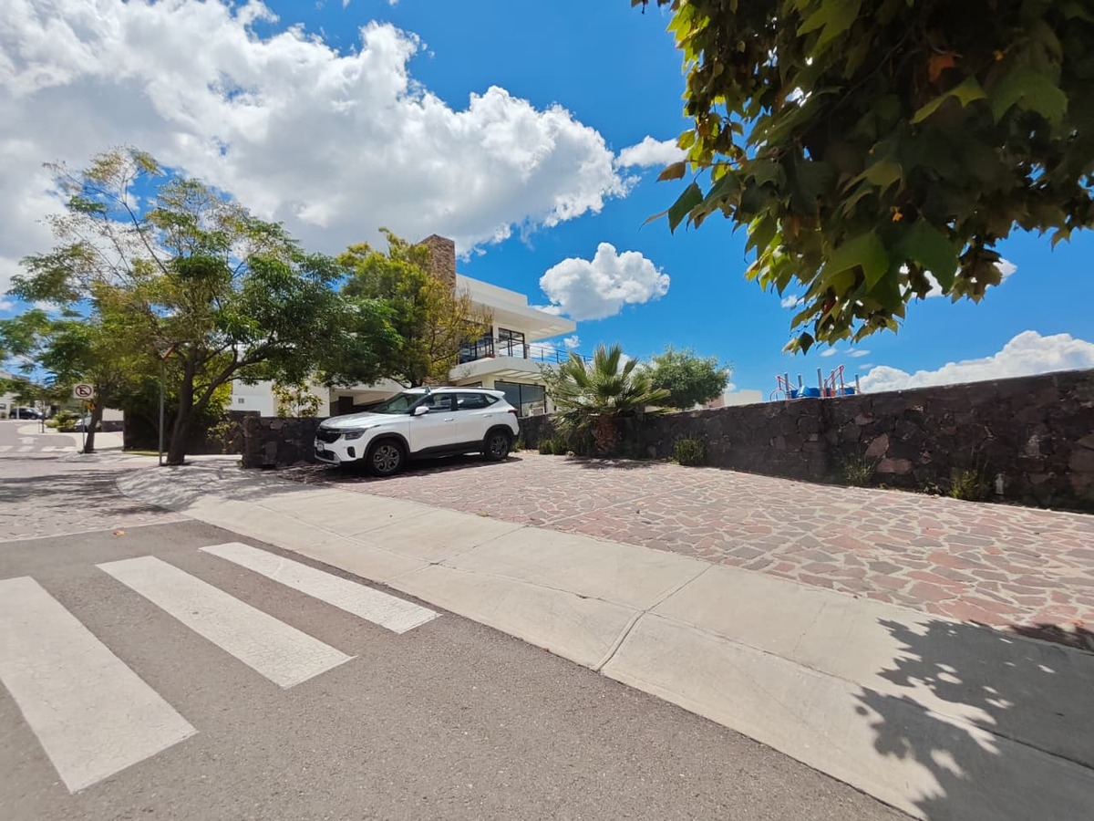 23 of 39: Estacionamiento visitas