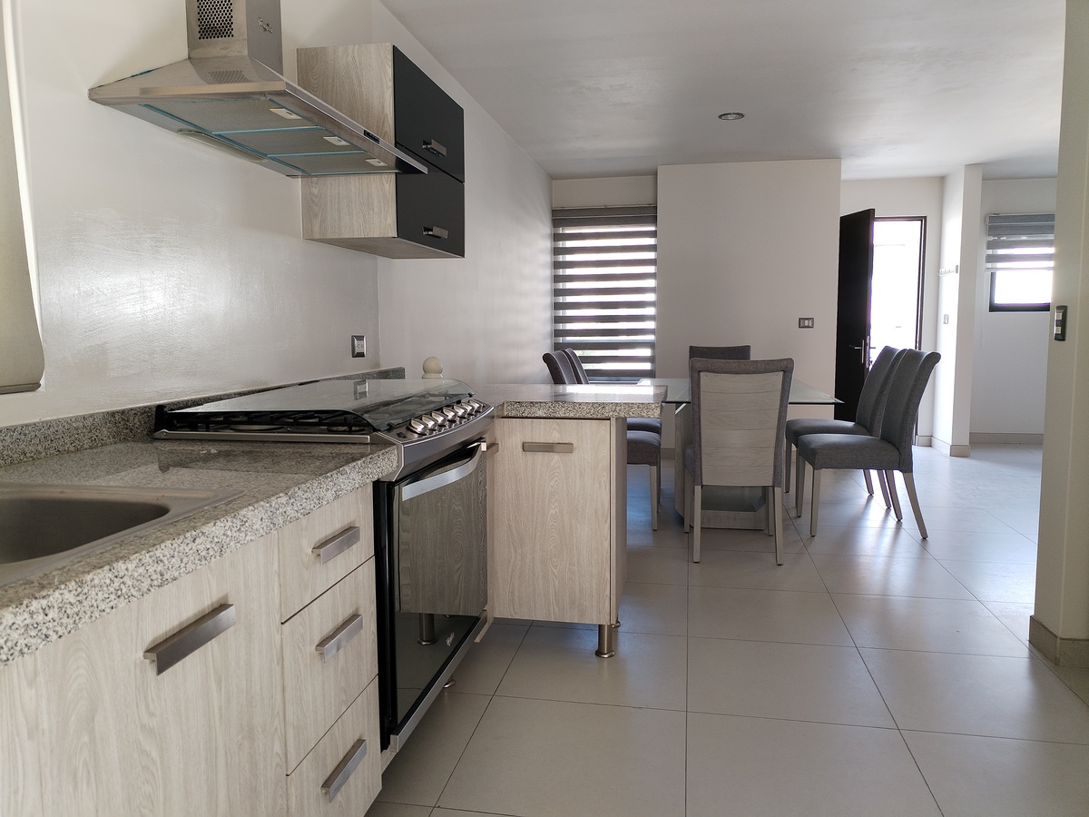 2 of 39: Cocina abierta conectada a las áreas sociales