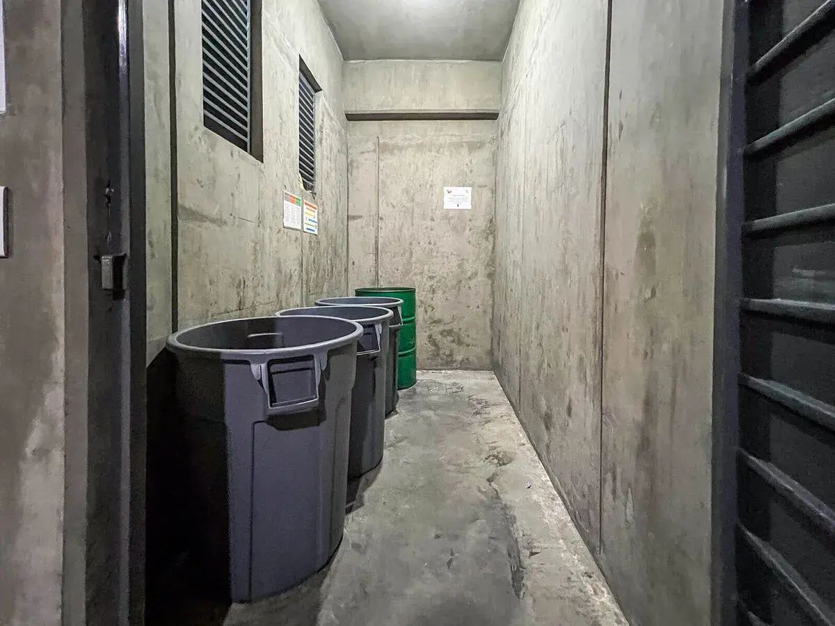 15 de 15: área de contenedores para basura