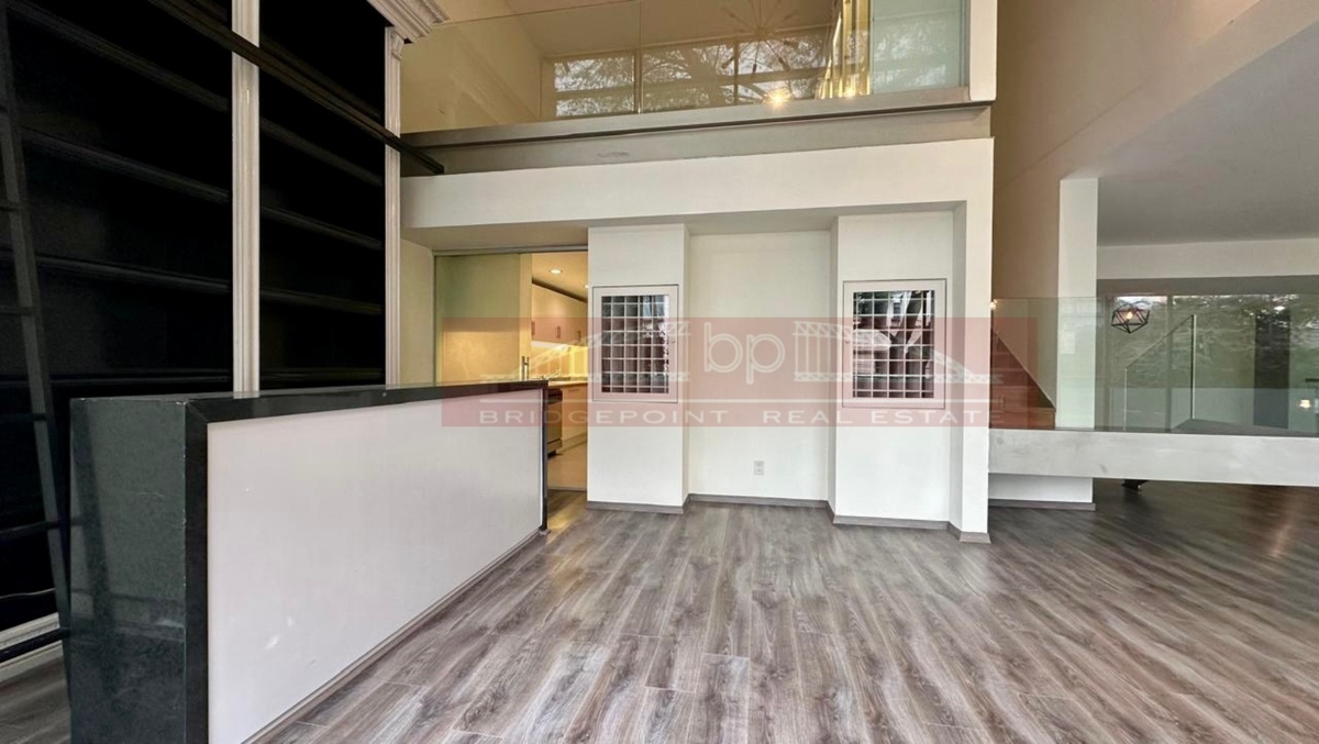 13 de 50: Comedor con vista hacia la cocina