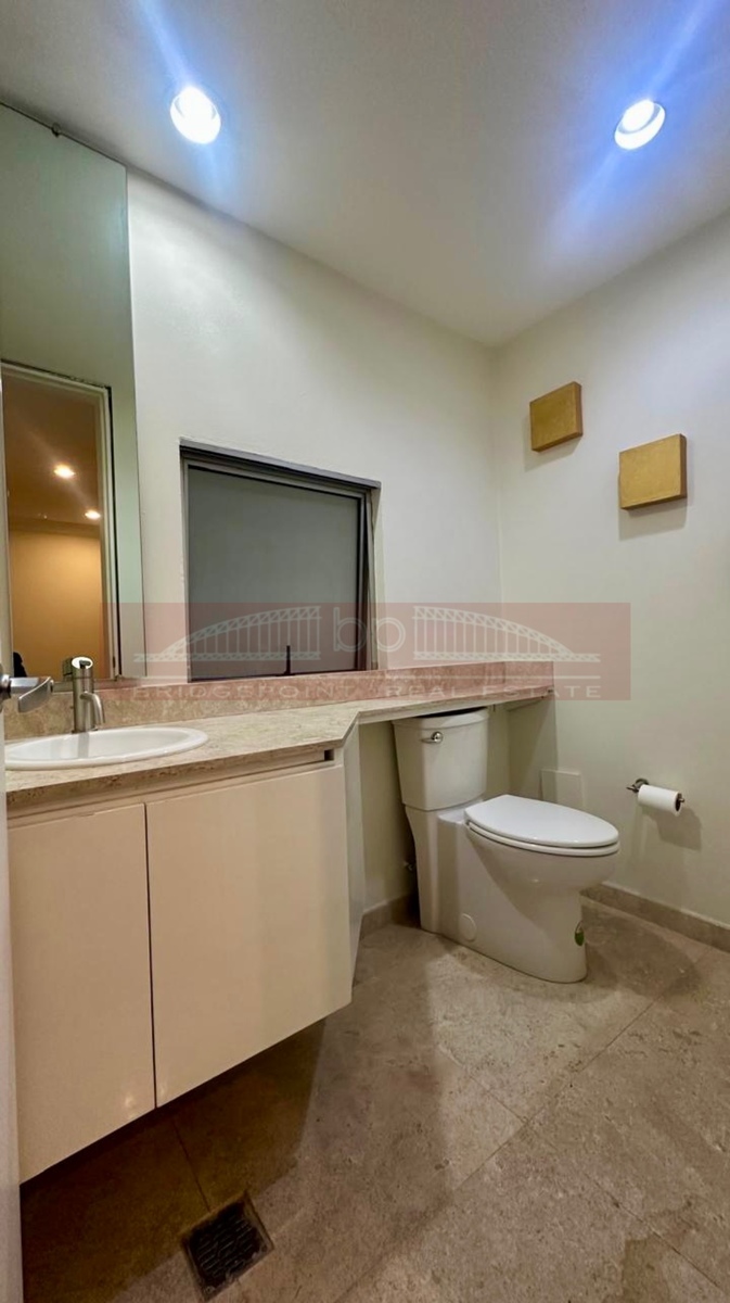 7 de 50: Medio baño de visitas