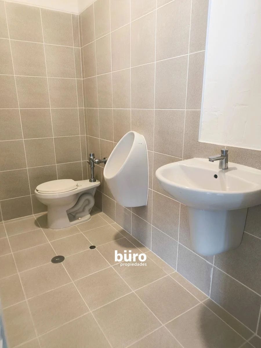 18 de 23: Baño hombres