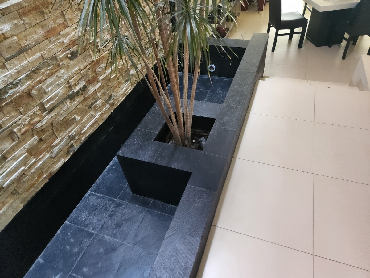 5 of 10: Muro llorón y fuente