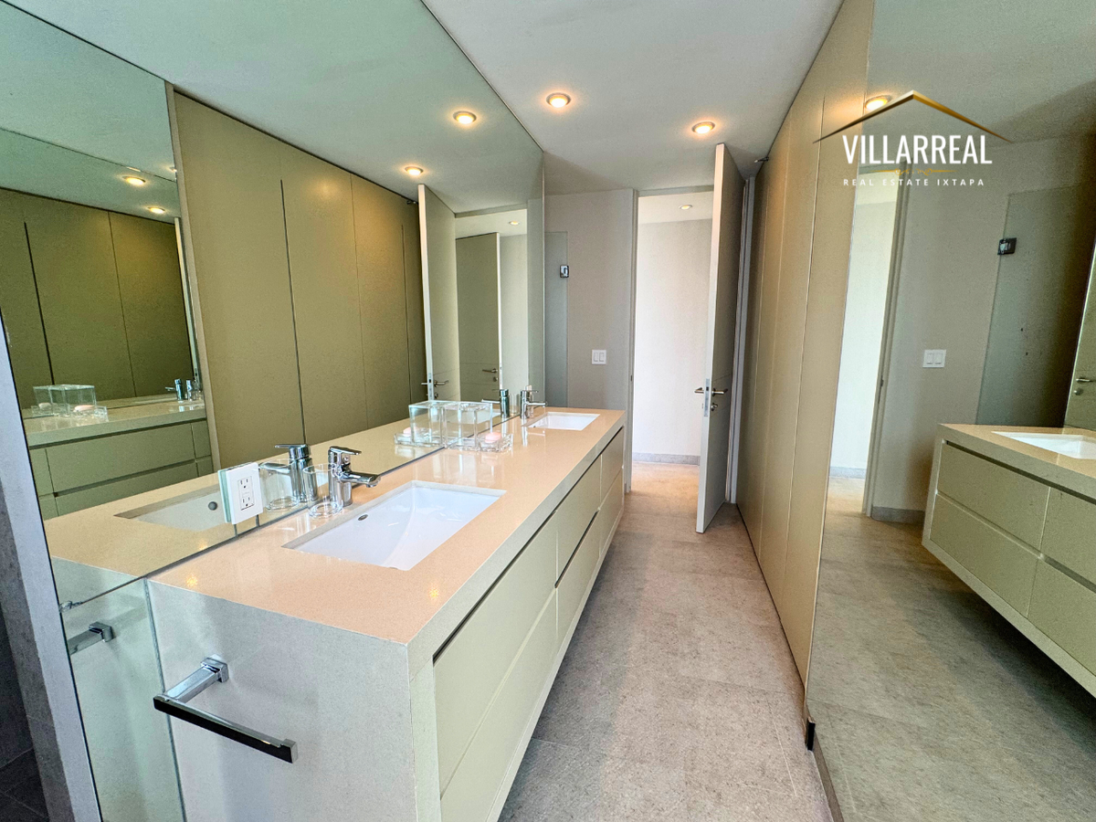 39 de 50: BAÑO DE TERCERA HABITACIÓN