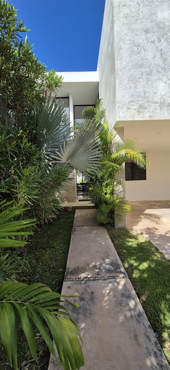 2 de 28: JARDIN ACCESO