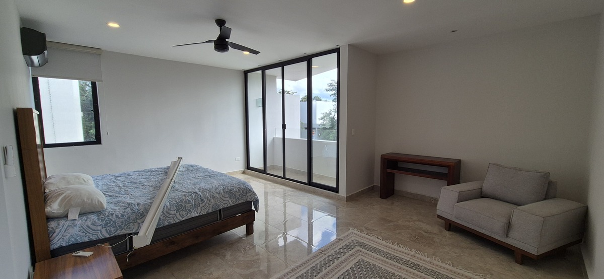 24 de 37: REC PRINCIPAL CON BALCON