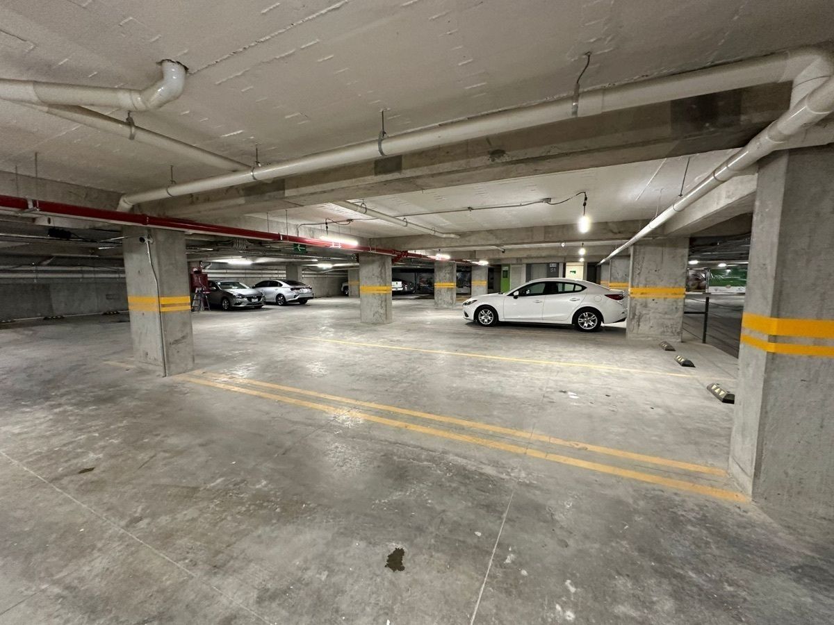 20 de 20: Estacionamiento al frente del elevador