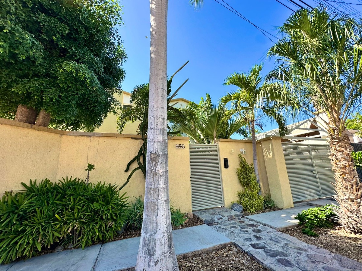 2 de 30: Fachada principal, desde Av de Las Americas.