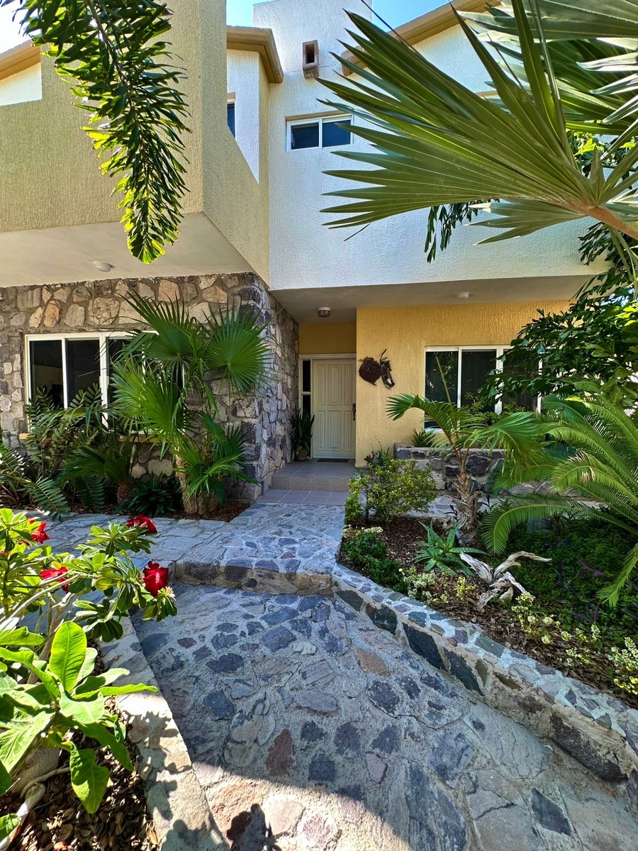 5 de 30: Ceso principal desde exterior.