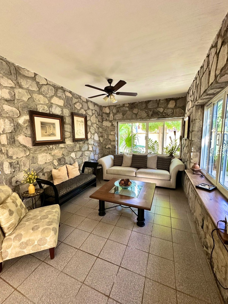 10 de 30: Sala con un bello toque de piedra.