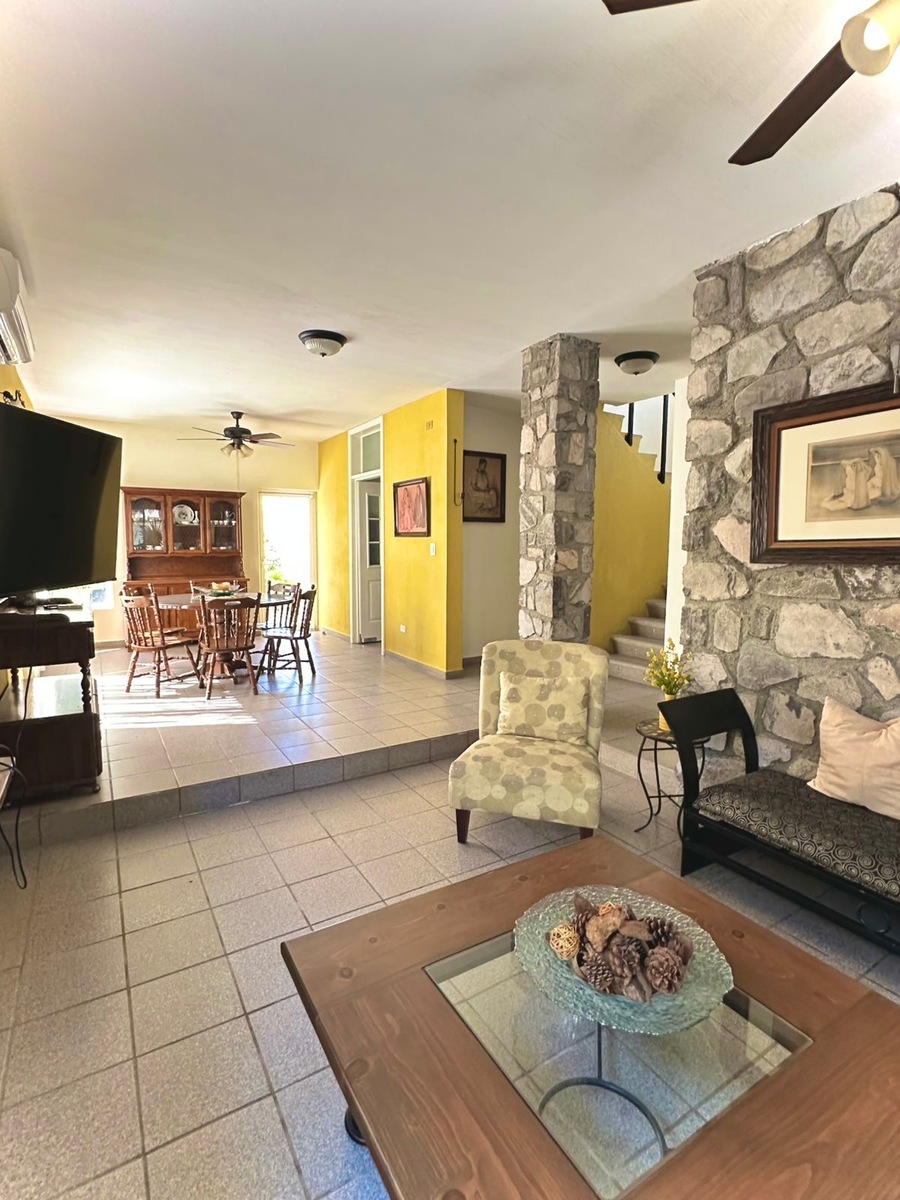 12 de 30: Vista de amplias sala y comedor