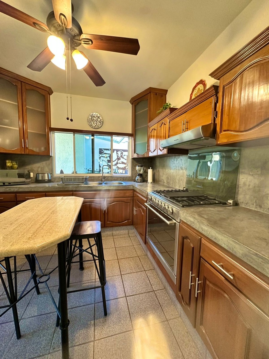 14 de 30: Cocina equipada, barra al centro.