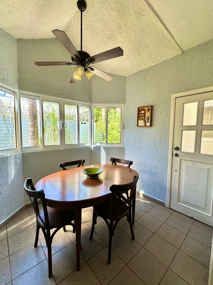 15 de 30: Ante comedor en cocina, listo para desayuno y café mañanero.