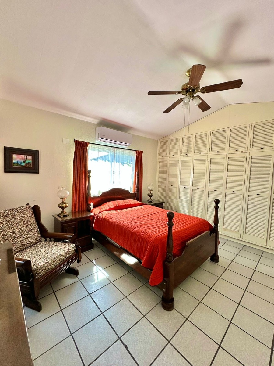 21 de 30: Recámara principal, gran clóset, baño, mini split.