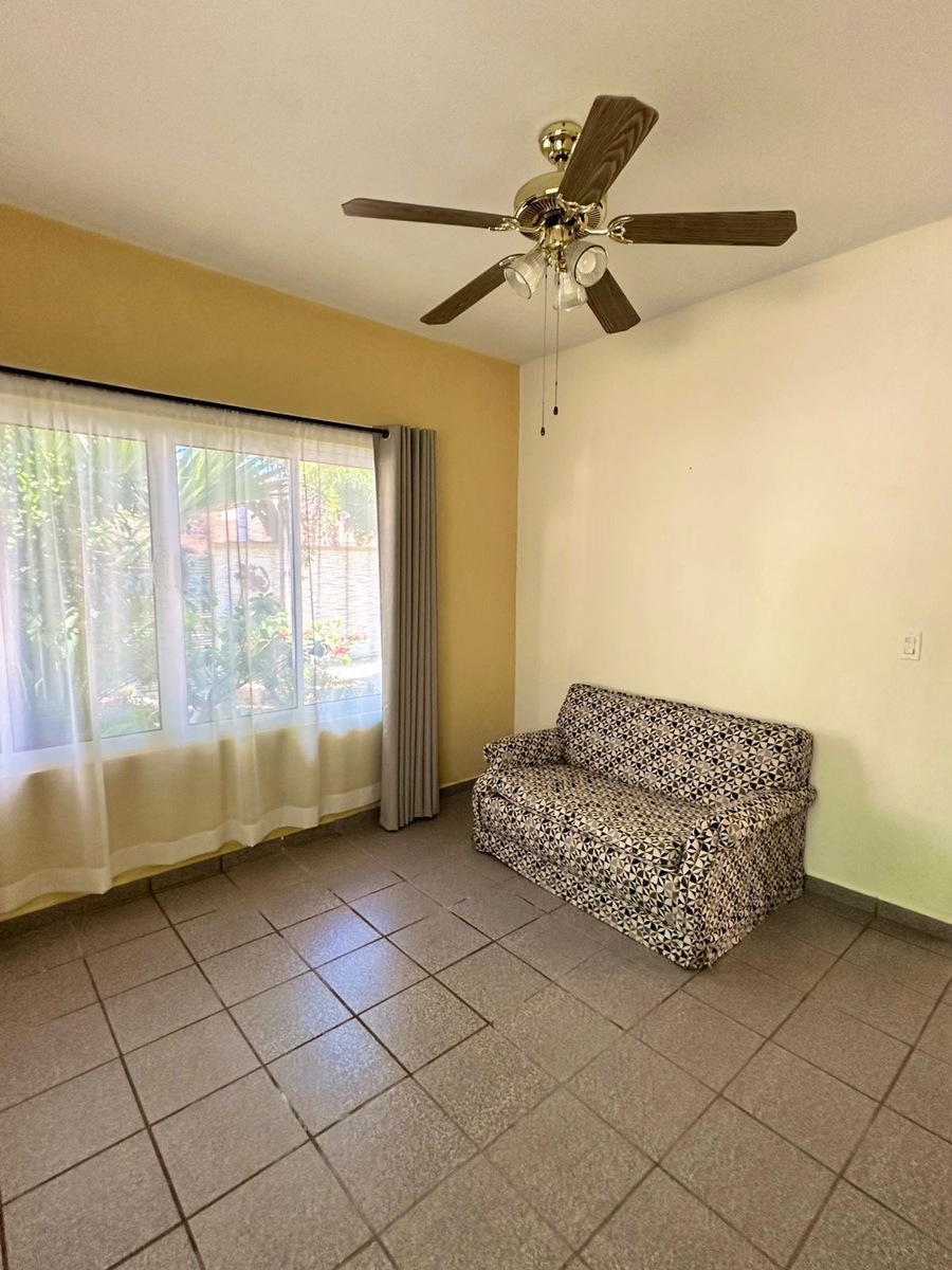 17 de 30: Cuarto en planta baja (Estudio, oficina)  con mini split,