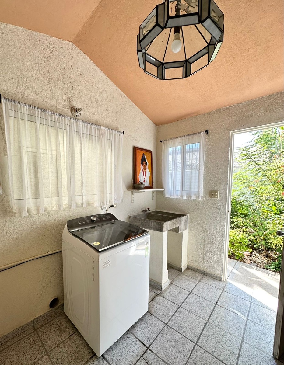 19 de 30: Cuarto de lavandería con lavadora.