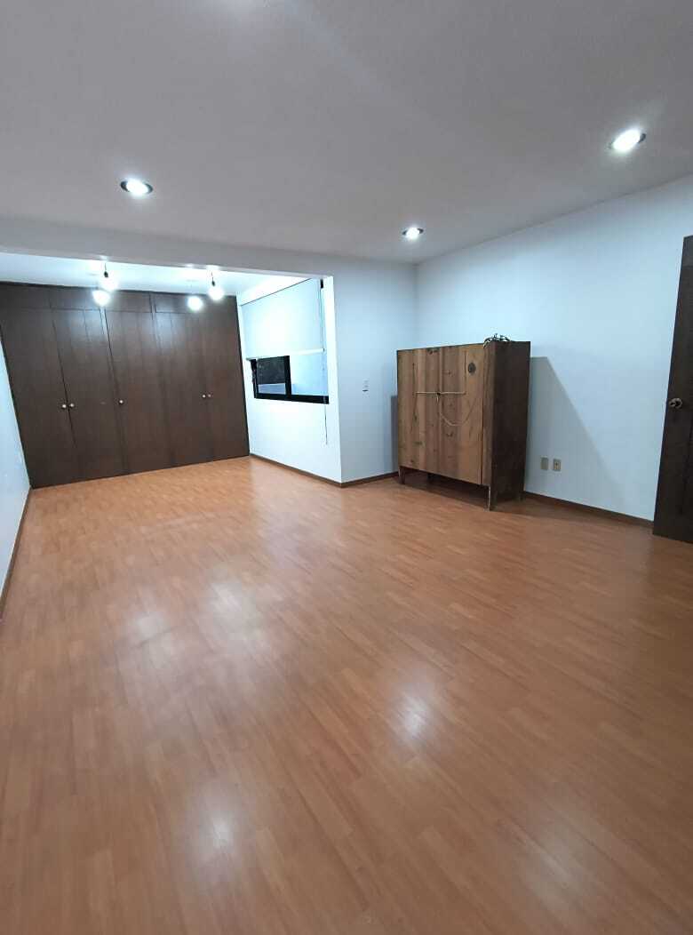 9 of 22: 1Recamara secundaria c/baño completo, clóset de piso a techo