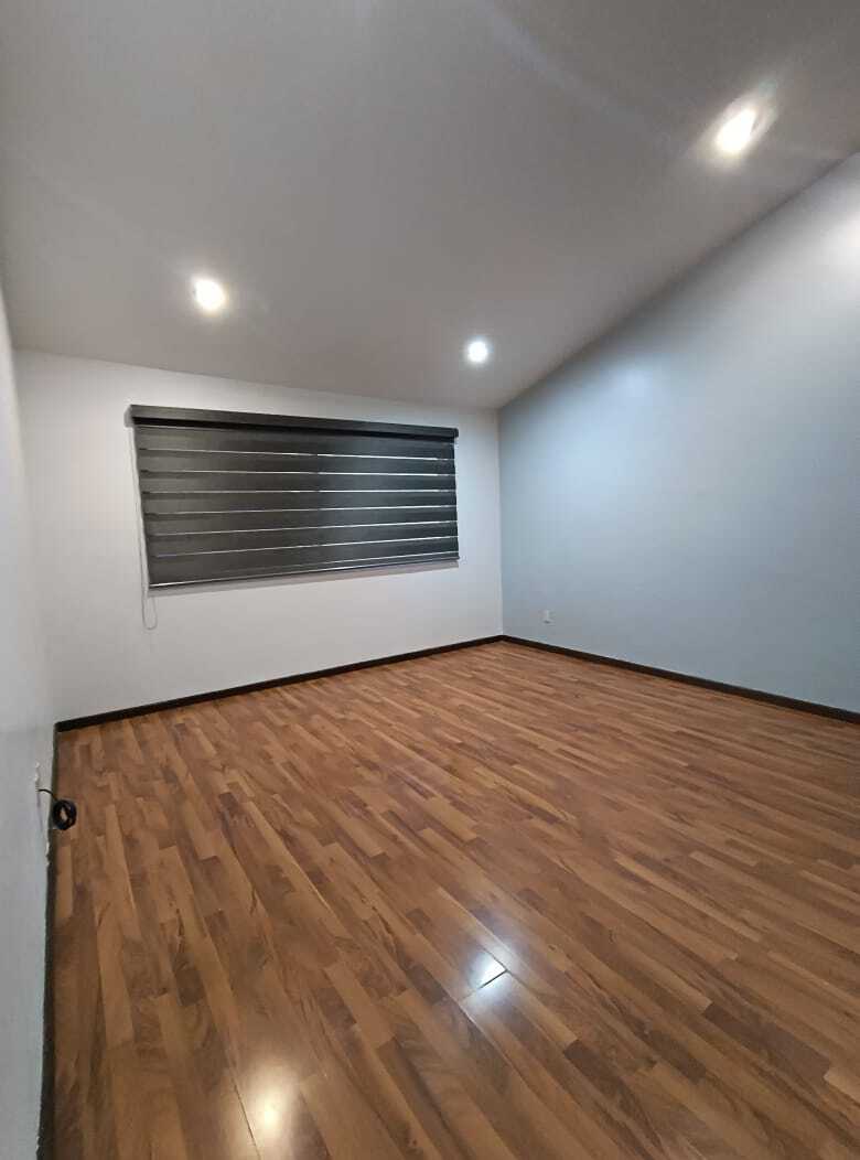 12 of 22: Recamara principal c/baño completo, clóset de piso a techo