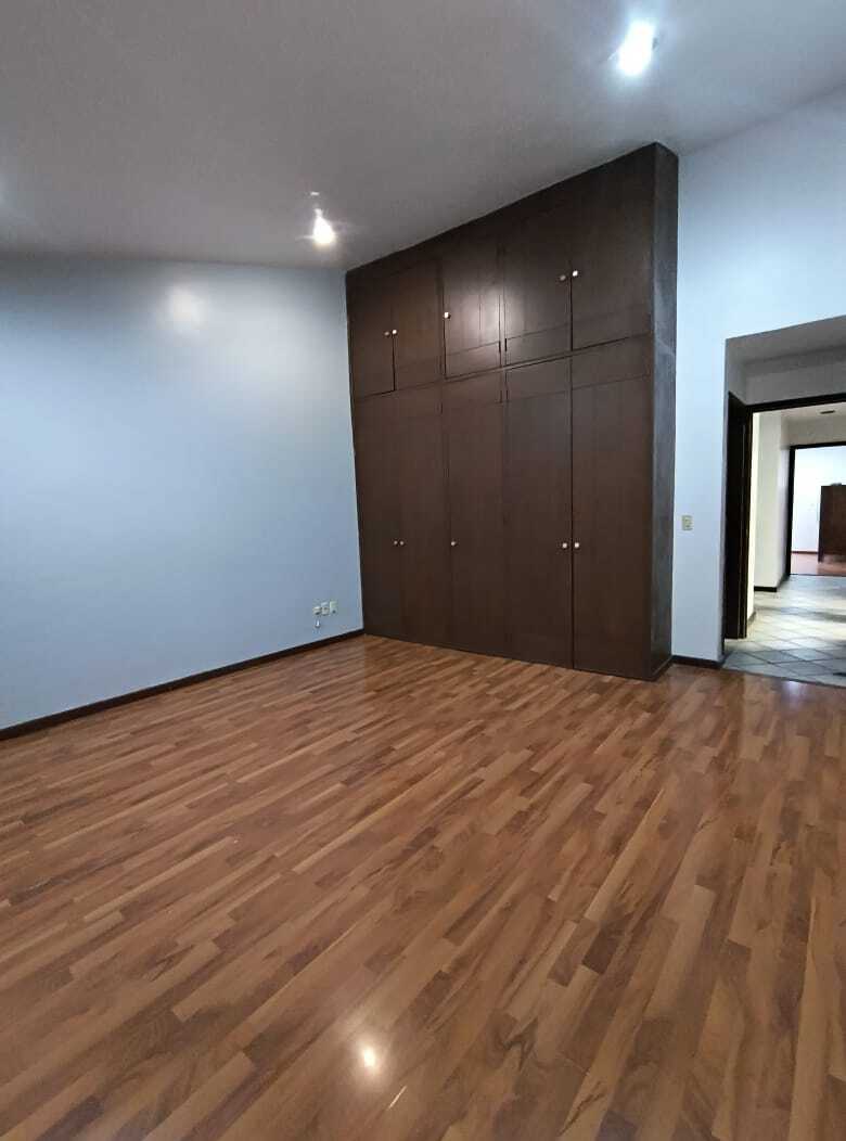 13 of 22: Recamara principal c/baño completo, clóset de piso a techo