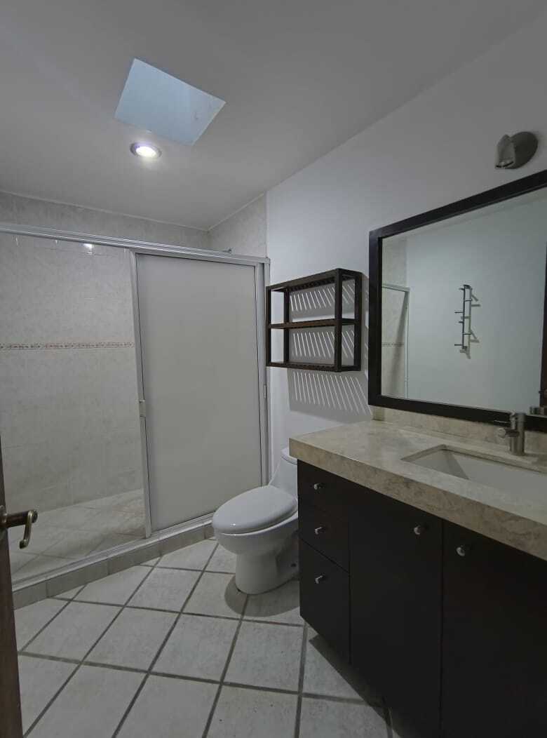 14 of 22: Baño de recámara principal