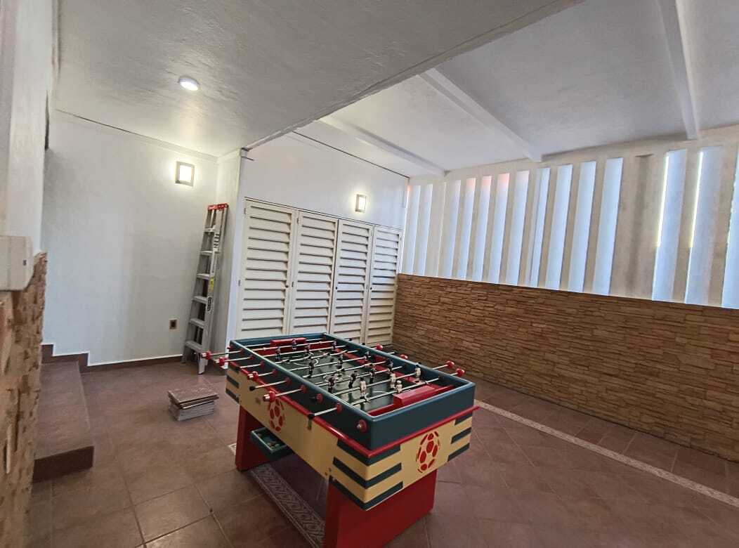 3 of 22: Patio cerrado con bodega, ventilación e iluminación natural