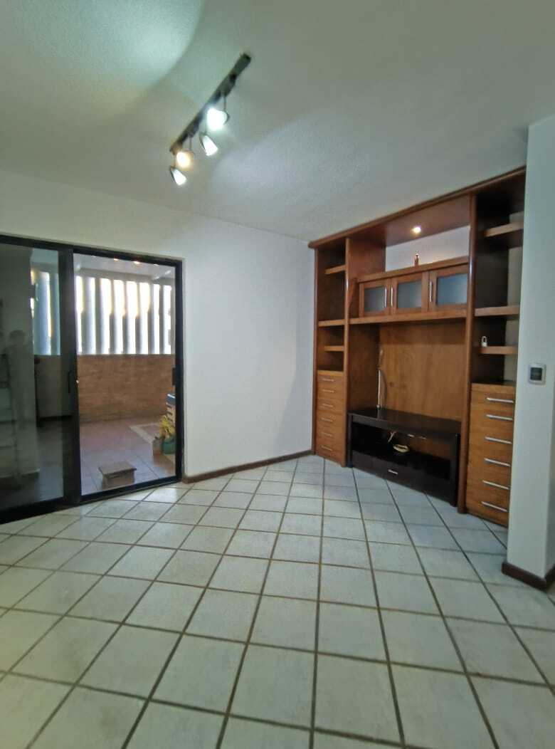 6 of 22: Estudio con clóset en PB