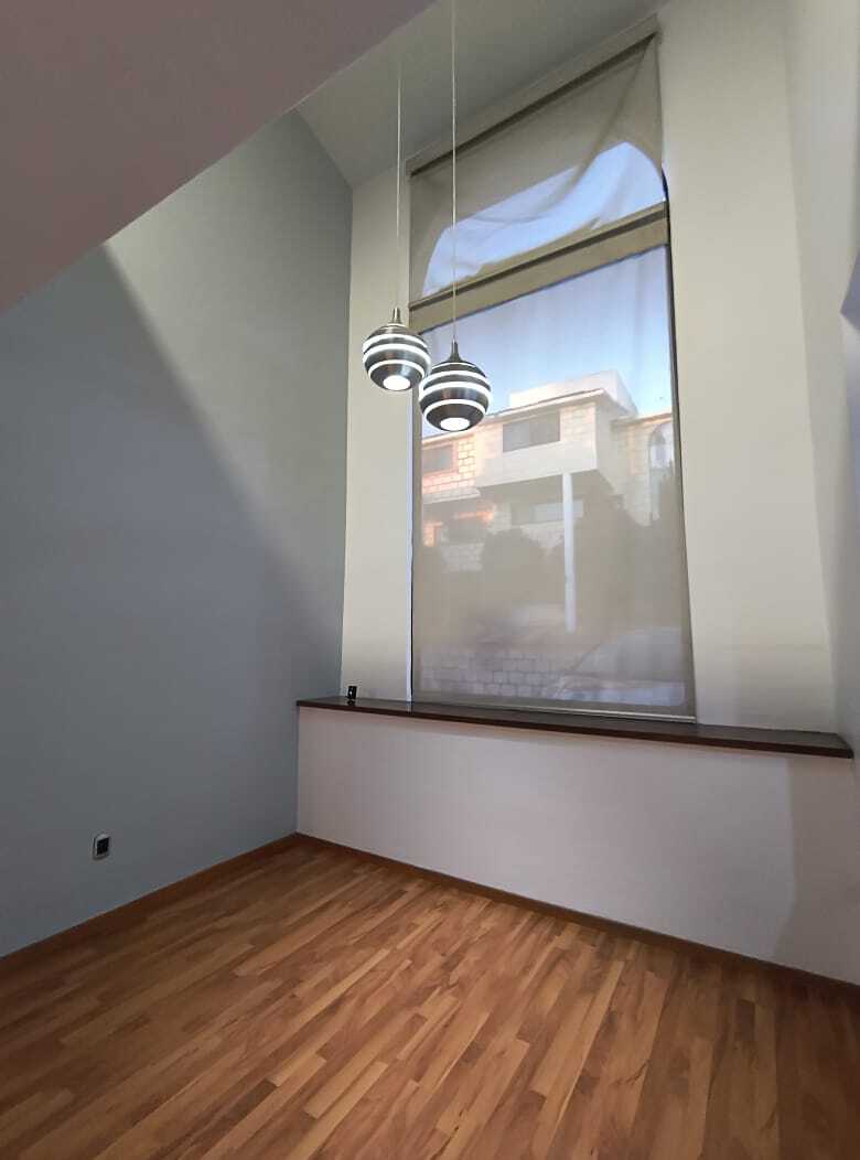 4 of 22: Espacio de sala con doble altura y almacenamiento