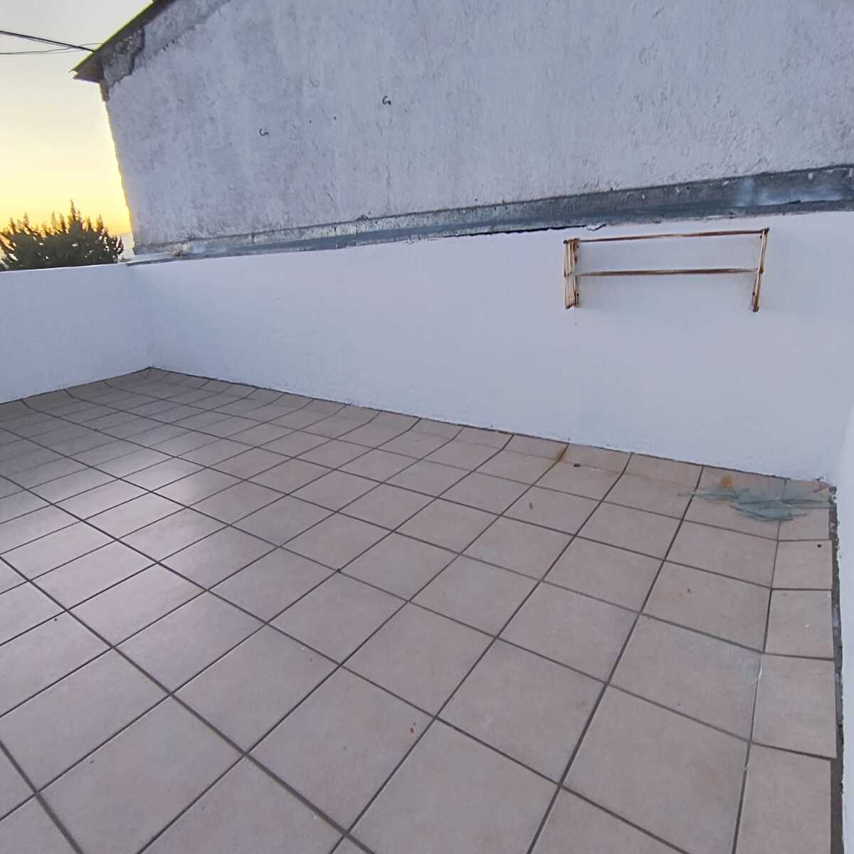 21 of 22: Azotea con área de tendido