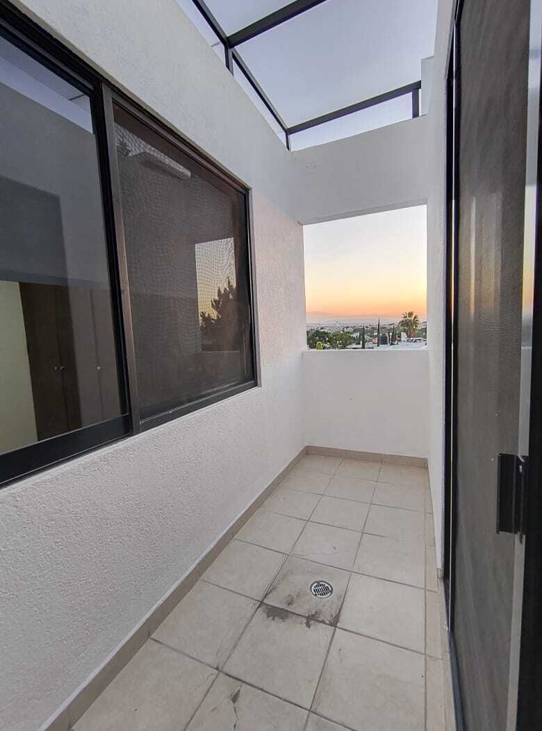 18 of 22: Terraza con acceso desde 2da recámara