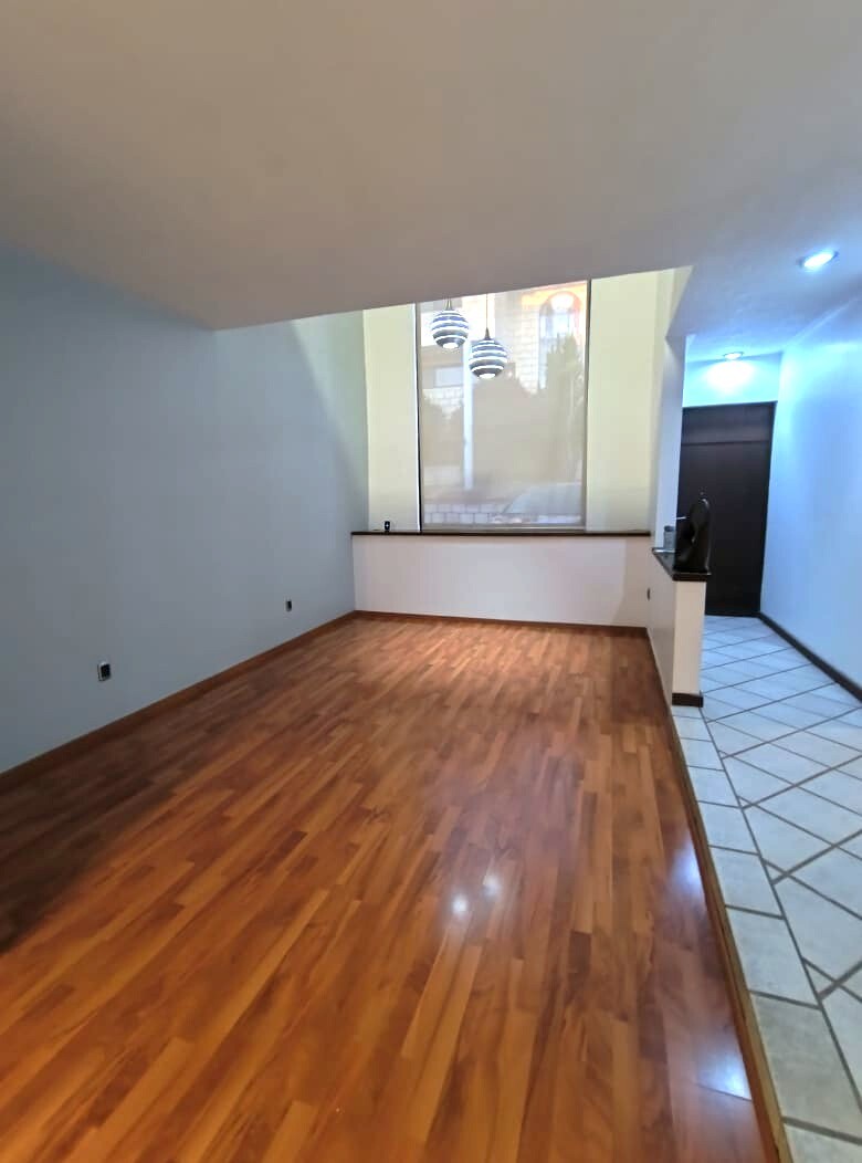 5 of 22: Espacio de sala con doble altura