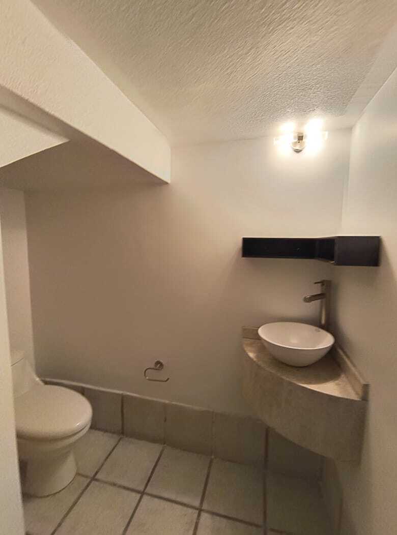 7 of 22: Medio baño en PB