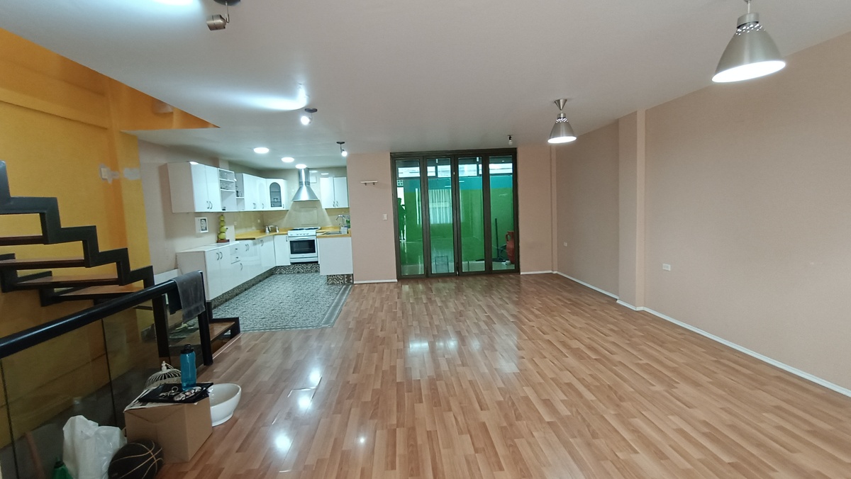 2 of 27: Sala comedor y cocina abiertas