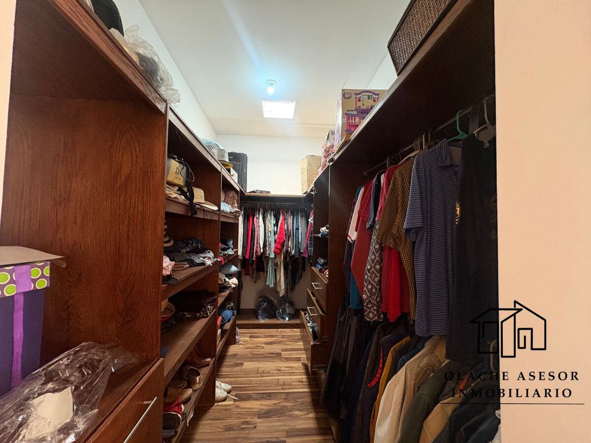 15 of 20: WALKING CLOSET