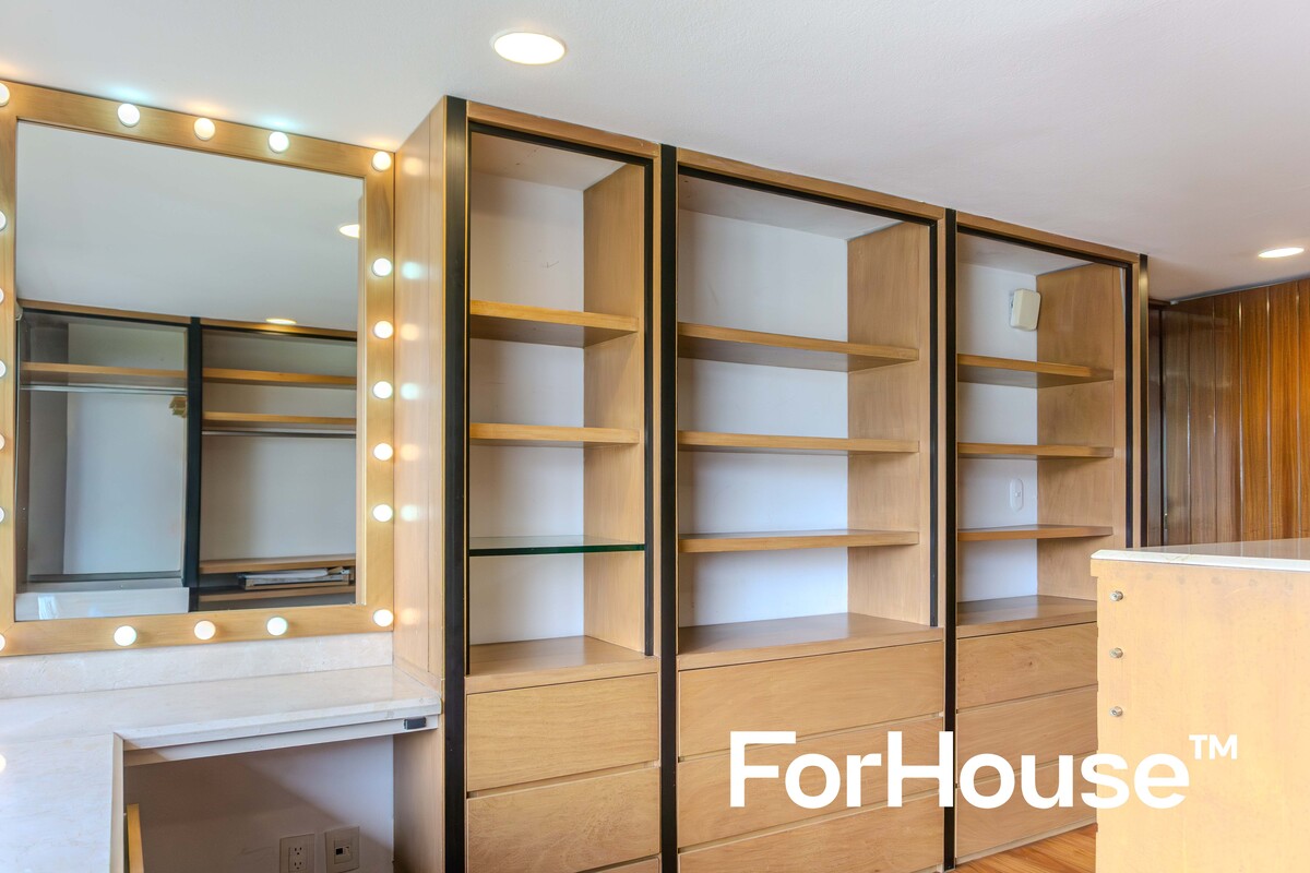 17 de 21: Vestidor recámara principal