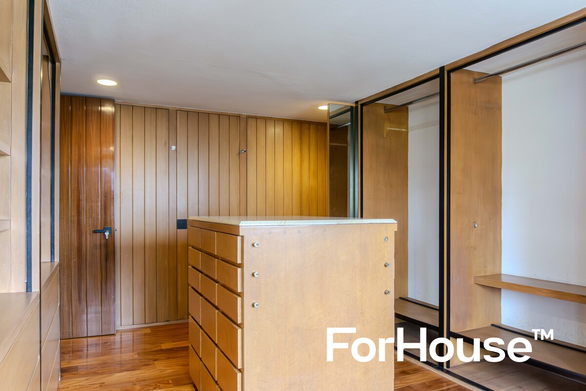 18 de 21: Vestidor recámara principal