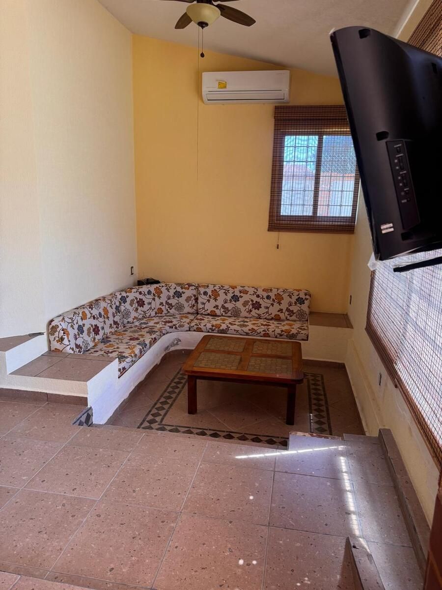 4 de 28: Sala con terminado de lozeta y cojines con escalon a desnive