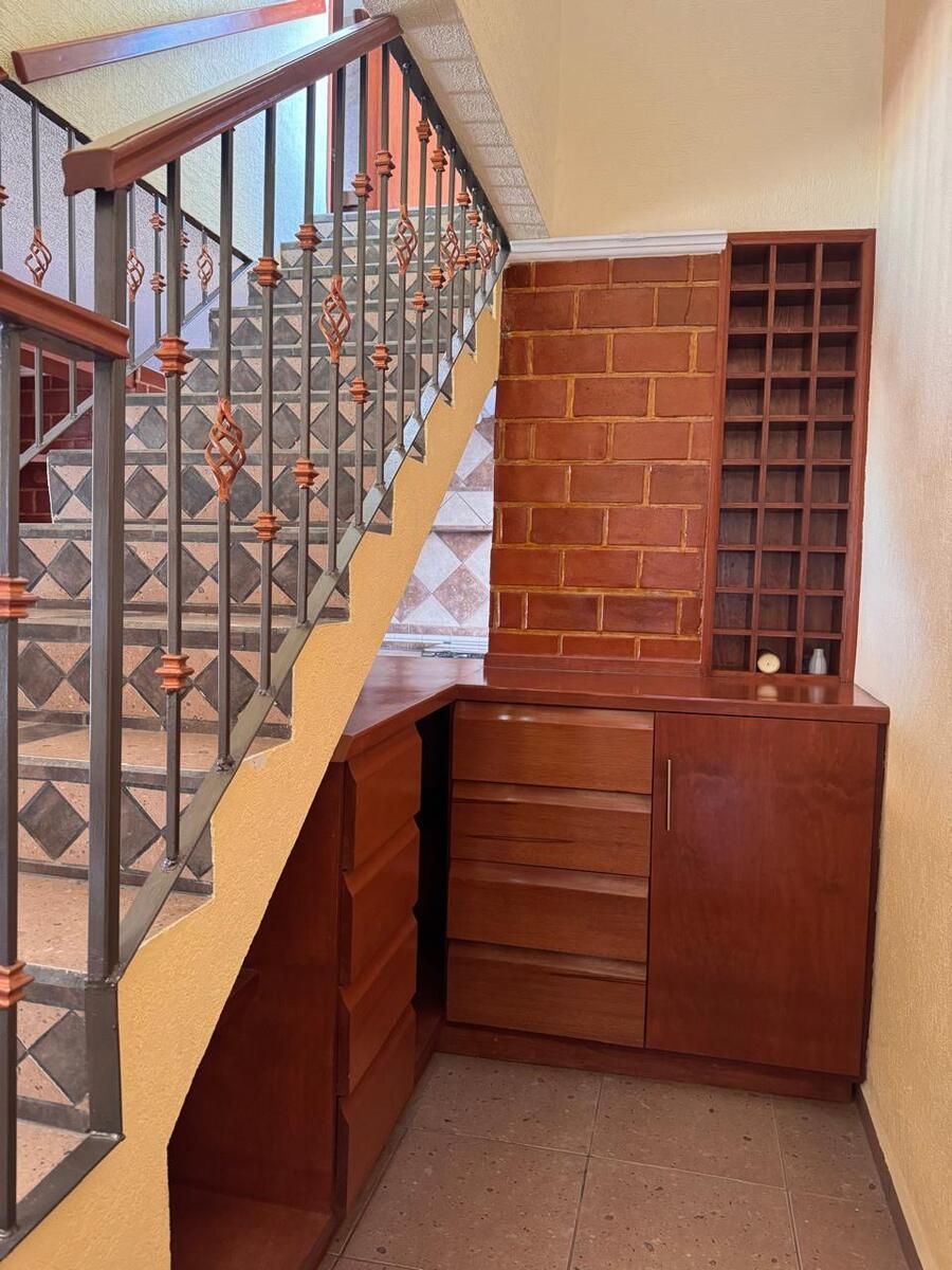 7 de 28: Caba para vinos y muebles de manera muy funcionales.