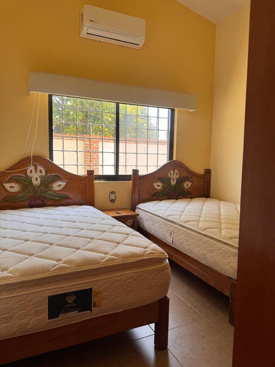 10 de 28: Recamara con closet, ventilador y clima.