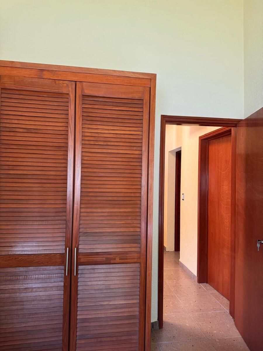 11 de 28: Closet en una de las recamaras en planta baja.