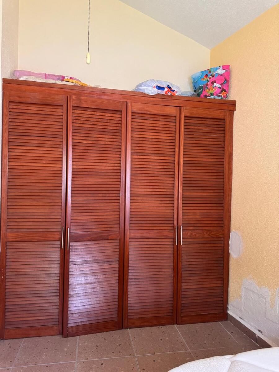 12 de 28: Closet en otra de las recamaras en planta baja.