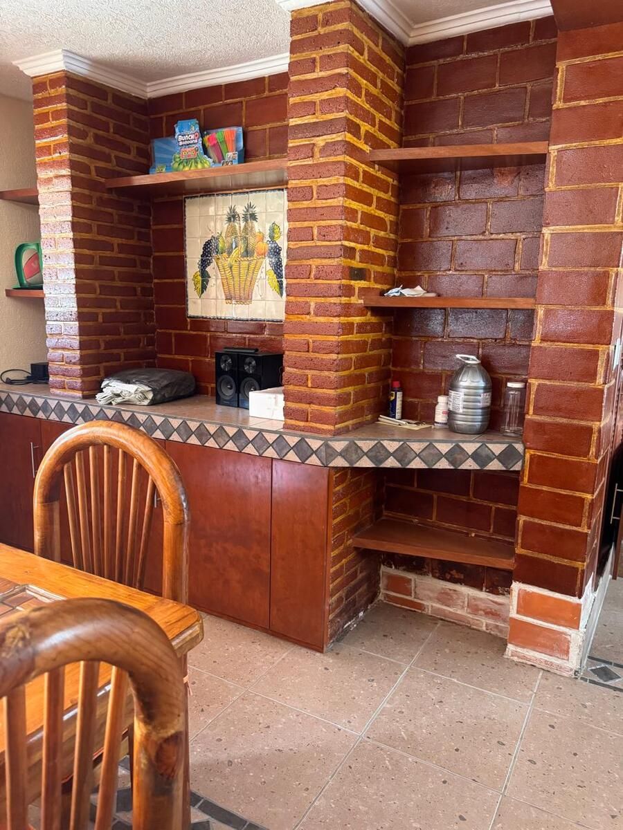 14 de 28: Barra con azulejo y puertas de madera, columnas forradas.