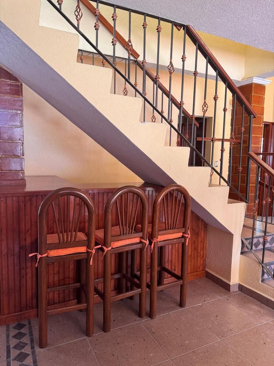 16 de 28: Conclusión de la cantina abajo de las escaleras.