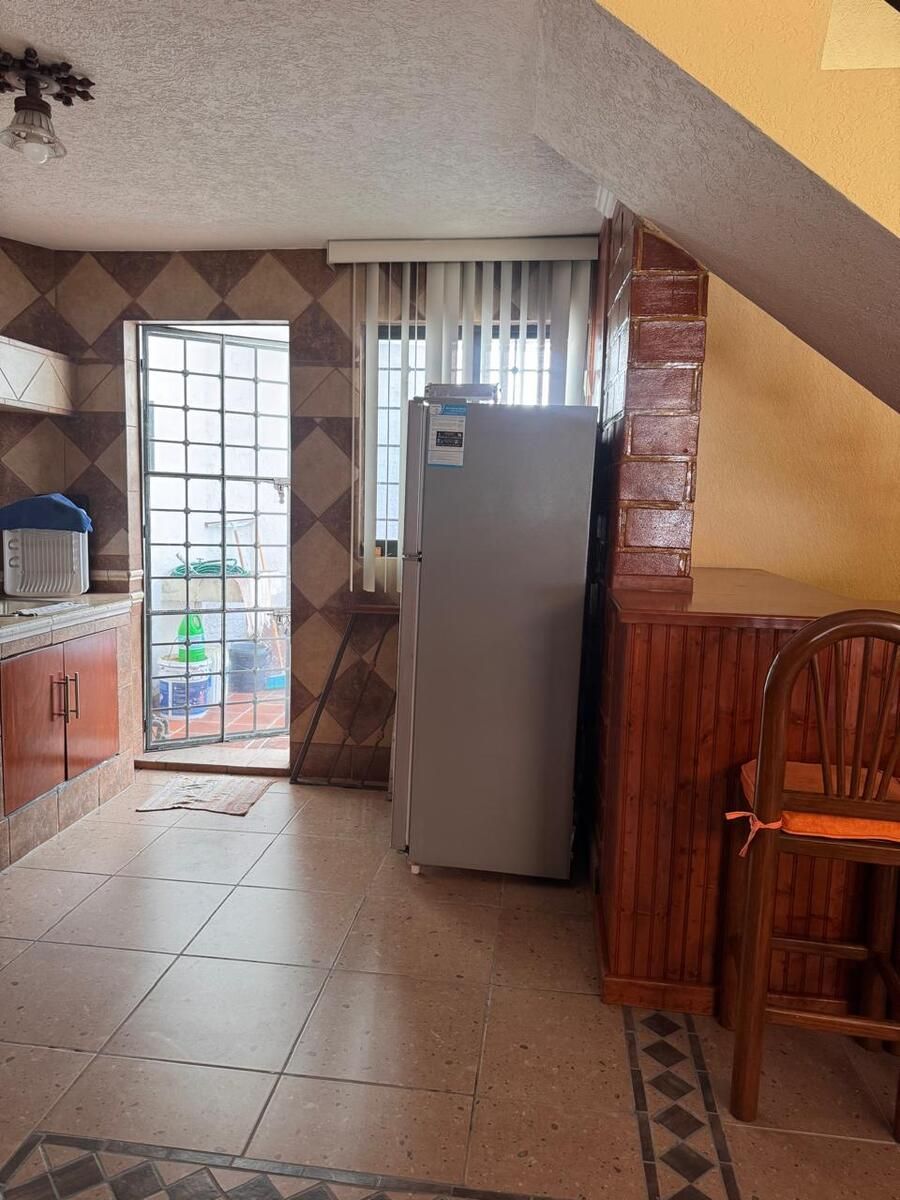 17 de 28: Puerta que conecta a área de lavado.