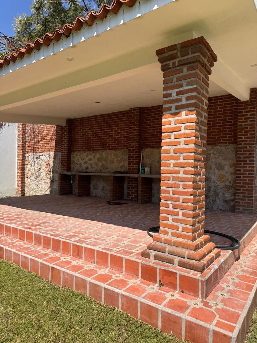 18 de 28: Palapa con lozeta en color terracota, columnas forradas.