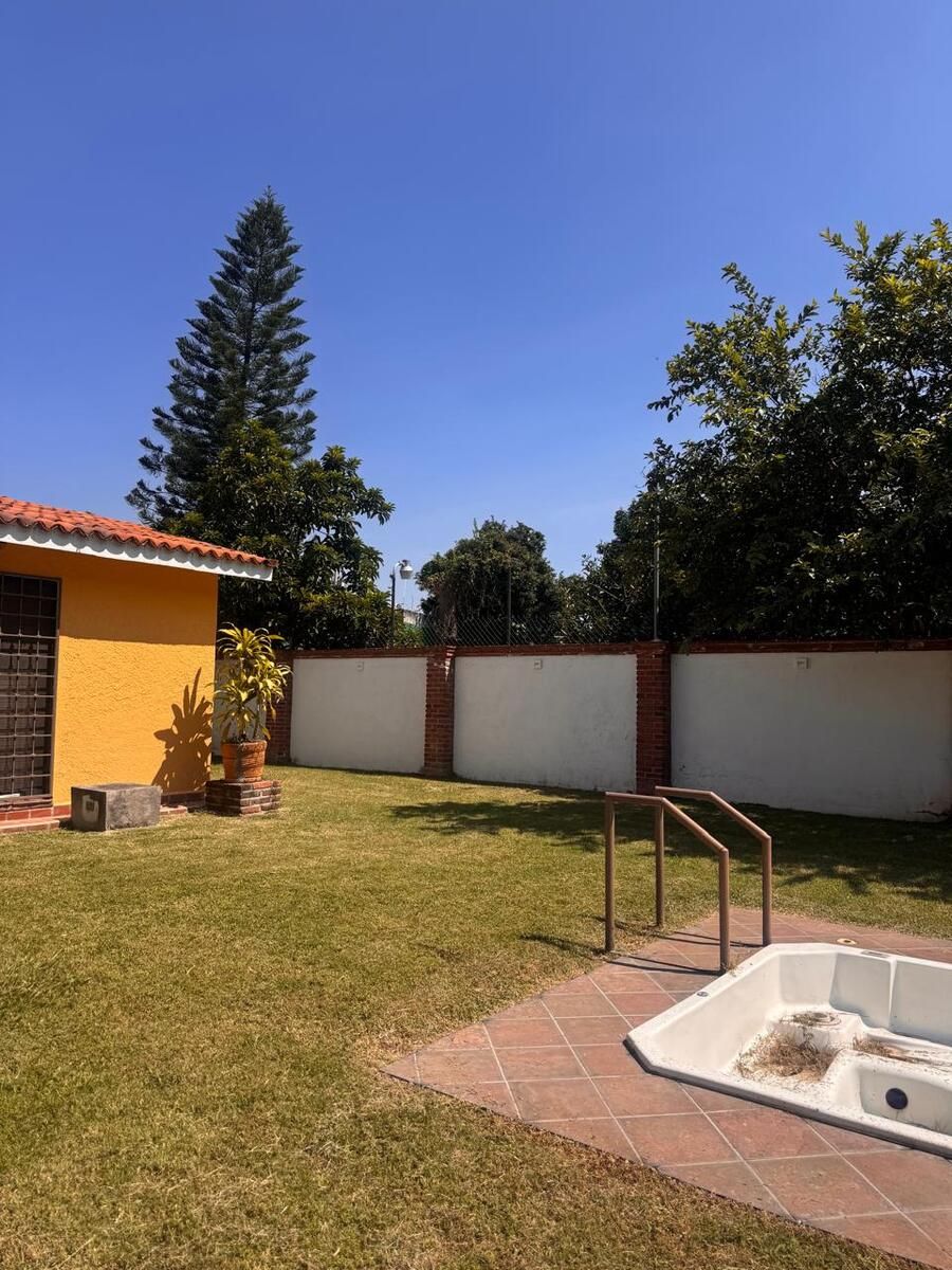 21 de 28: esquina de la sala se aprecia barda y jardín parte Jacuzzi.