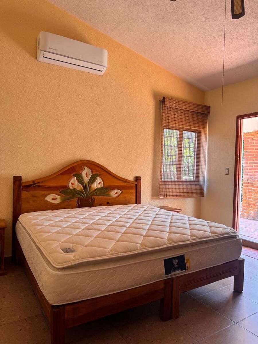 22 de 28: Recamara en planta alta con balcon amplio, columnas forradas